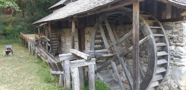 Casa ţărănească de pe bancnota de 10 lei, în Dumbrava Sibiului